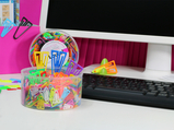 Das Bild zeigt fröhlich-bunte Plastiklips im Büro