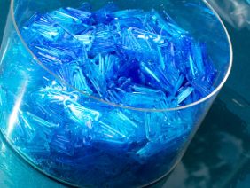 Viele kristallblaue Laurel Klips in einer Verpackung.